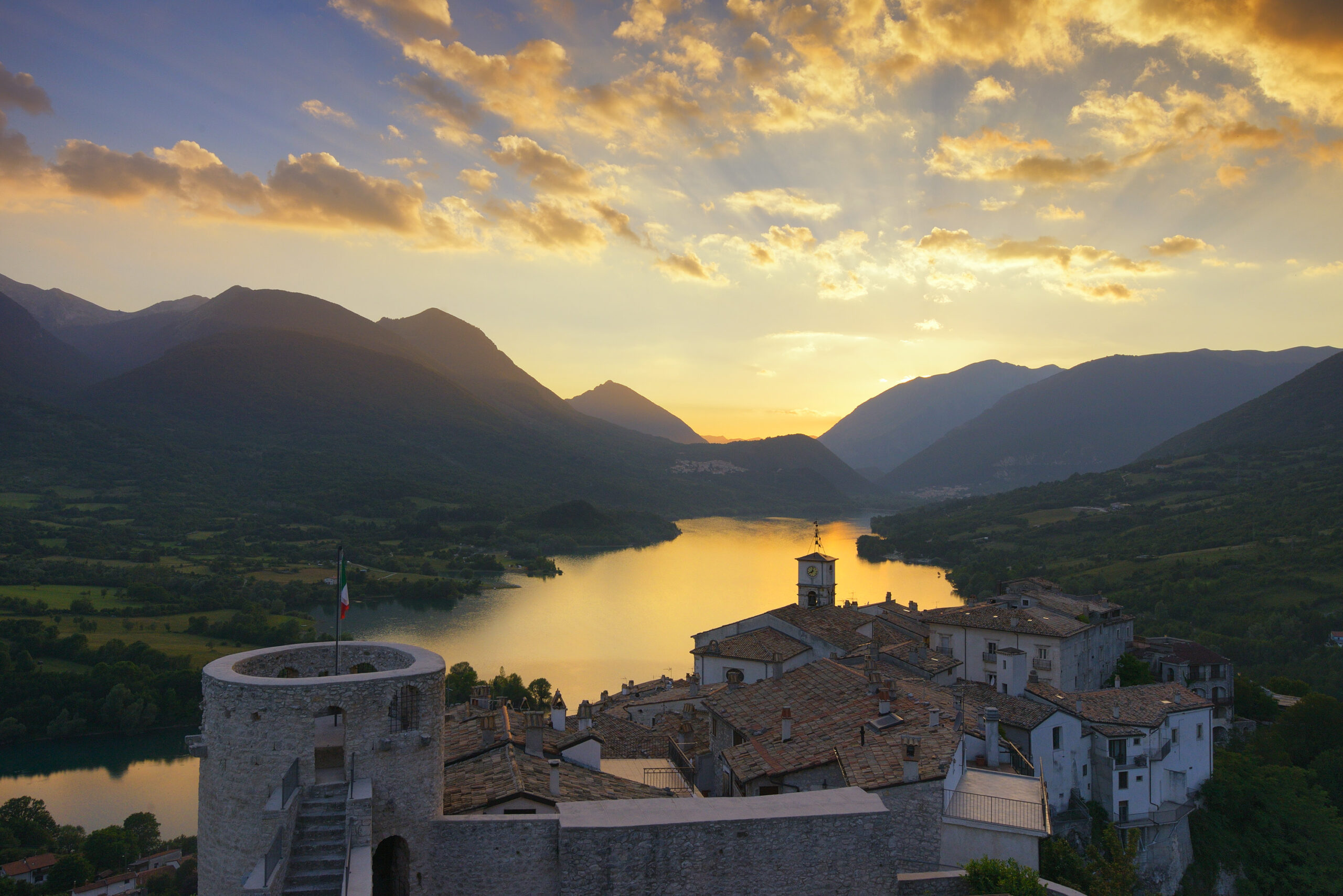 Il Borgo di Barrea, fuori e dentro le mura