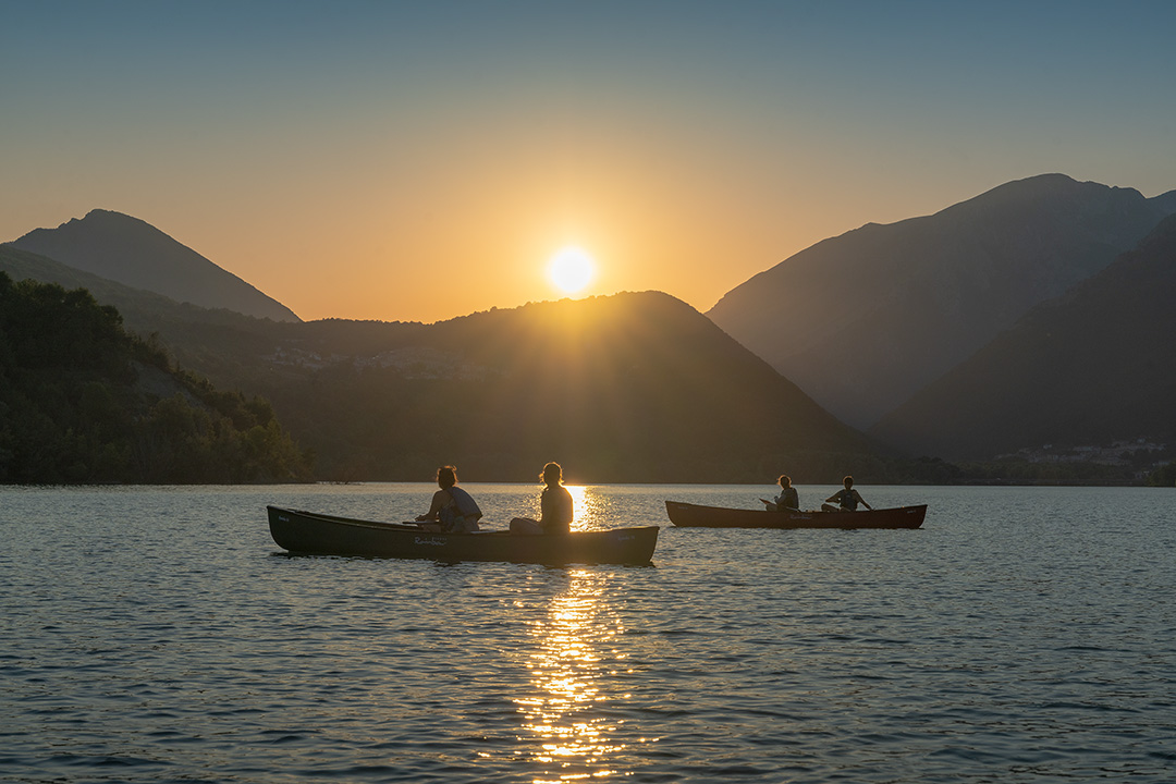 In Canoa Canadese al Tramonto