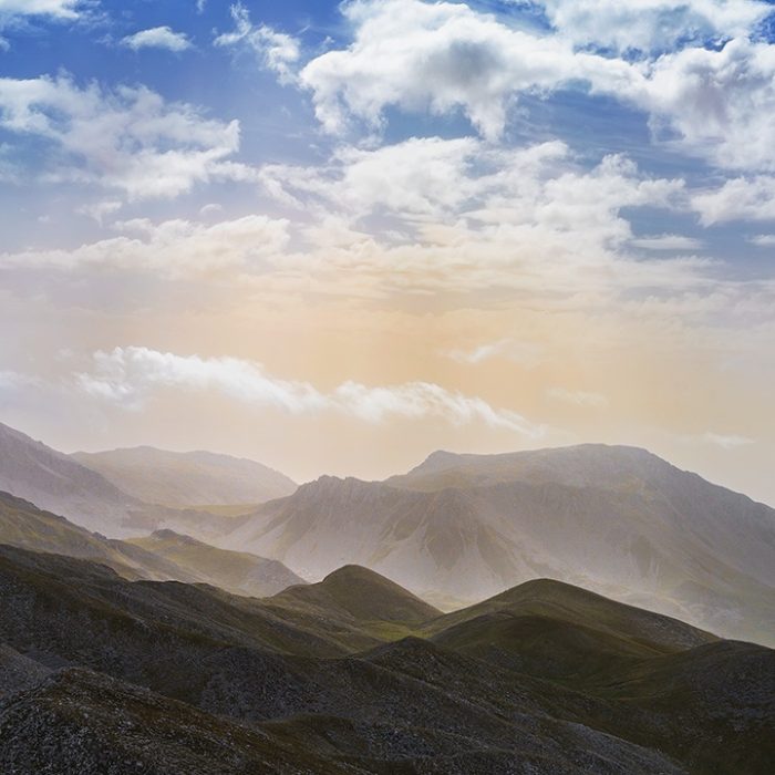 Monte Meta, la Montagna Sospesa tra Nebbia e Silenzio